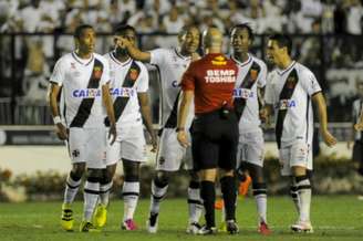 Jogadores do Vasco reclamaram muito da arbitragem de Jean Pierre Gonçalves Lima (Foto: Marcelo Cortes Agência Lancepress!)