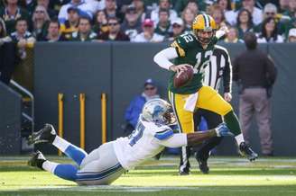 Aaron Rogers (12) fez um primeiro tempo espetacular e comandou o Green Bay Packers a mais uma vitória sobre o Detroi Lions (Foto:AFP)