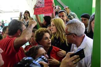 O acompanhamento da ex-presidente por profissionais da imprensa havia sido proibido pelo juiz Niwton Carpes da Silva, titular da 160ª Zona Eleitoral. Ele alegou que Dilma "é uma cidadã comum" e "não deve ter o voto registrado".