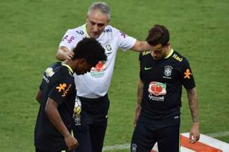 Tite conversou com Willian e Coutinho no treino da Seleção (Foto: NELSON ALMEIDA / AFP)