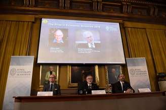 Membros do Comitê de Premiação do Nobel fazem o anúncio dos premiados deste ano na categoria Economia, em Estocolmo, na Suécia