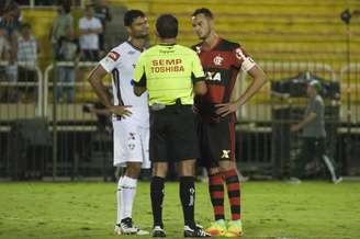 O árbitro Sandro Meira Ricci conversa com os jogadores Gum (esq.), do Fluminense, e Réver(dir.), do Flamengo, após anular o gol de empate do Tricolor das Laranjeiras