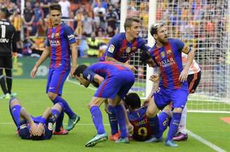 Jogadores do Barcelona levam uma garrafada após provocação de Neymar (Foto: AFP/JOSE JORDAN)