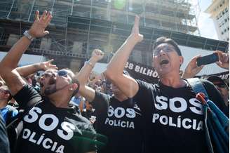 Servidores estaduais de diversas categorias fazem manifestação em frente à Assembleia Legislativa. Eles protestam contra o pacote de medidas anunciado pelo governador Luiz Fernando Pezão para enfrentar a crise financeira do estado.