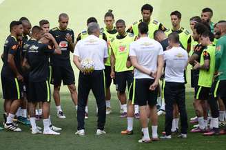 Tite conversa com os jogadores durante treino da Seleção na preparação para o clássico contra a Argentina