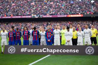 Jogadores do Barcelona e Real Madrid fizeram uma homenagem à Chapecoense no último clássico pelo Campeonato Espanhol