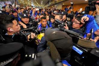 Tevez foi bastante ovacionado em Xangai (Foto: AFP)