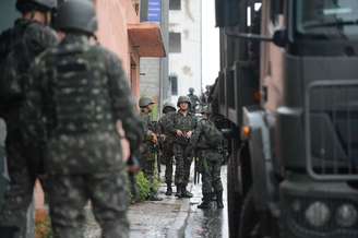 Soldados do Exército fazem a segurança das ruas em Vila Velha, região metropolitana de Vitória.