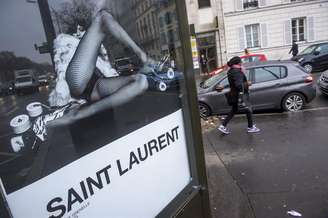 A mais recente campanha publicitária da marca Saint Laurent ficou no centro das atenções o órgão que regula a publicidade na França, depois de críticas recebidas pelo conteúdo de algumas de suas imagens, considerado "degradante" para as mulheres.