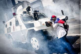 Mulher desconhecida ficou em frente a tanque durante manifestação em Caracas