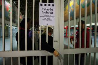 Estação Corinthians-Itaquera do Metrô e CPTM, na Zona Leste de São Paulo (SP), amanhece fechada nesta sexta-feira (28), durante paralisação dos metroviários que aderiram movimento nacional intitulada “Greve Geral" contra a reforma da Previdência e reforma trabalhista.