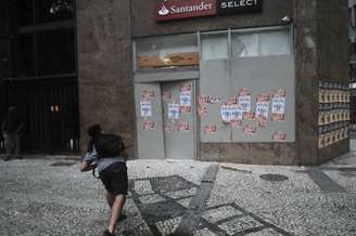 Manifestante atira pedra contra agência do Santander, no Rio
