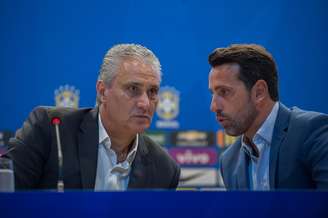 O técnico Tite (E) e o coordenador técnico Edu Gaspar, da Seleção Brasileira de futebol.