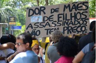 Parentes de cinco jovens mortos há um ano pela violência policial, em Costa Barros, pedem a punição dos culpados, em frente ao TJRJ.
