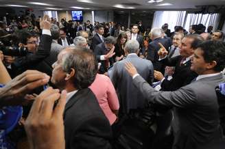 O tumulto foi iniciado logo após o encerramento da audiência pública, quando o presidente da CAE, senador Tasso Jereissati (PSDB-CE), tentou dar prosseguimento aos trabalhos com o início da leitura do relatório.