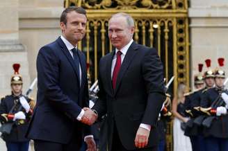Macron recebe Putin na primeira visita de um chefe de Estado estrangeiro durante o mandato do novo presidente francês.