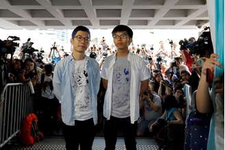 Líderes do movimento pró-democracia de Hong Kong, Nathan Law e Joshua Wong, chegam a Suprema Corte  17/08/2017 REUTERS/Tyrone Siu
