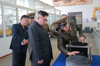 Kim Jong-un durante visita à Academia de Ciências de Defesa