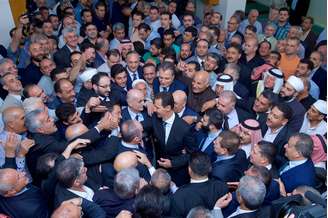 Presidente da Síria, Bashar al-Assad, cumprimenta seus apoiadores durante orações do Eid al-Adha em mesquita na cidade de Qara, ao norte de Damasco
1/9/2017 SANA/Handout via Reuters