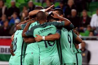 Jogadores comemoram gol de André Silva (Foto: Attila Kisbedenek / AFP)