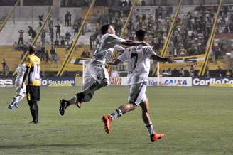 Lucas comemora um dos dois gols que marcou na vitória do Juventude sobre o Criciúma, em Santa Catarina
