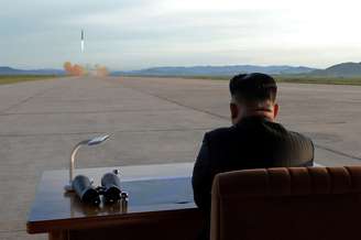 Líder norte-coreano, Kim Jong Un, observa lançamento do míssil Hwasong-12 em foto sem data divulgada pela  KCNA 
16/9/2017  KCNA via REUTERS 