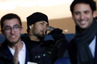Suspenso, Neymar assistiu a jogo do PSG da tribuna, na última sexta-feira.
