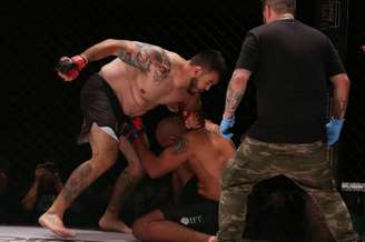 Augusto Sakai venceu Tiagão Cardoso por nocaute técnico no R1 (FOTO: Divulgação/UFC)