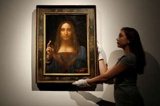 Obra "Salvator Mundi" é uma das poucas do artista italiano existentes e única em mãos privadas. Quadro chegou a ser posse de rei da Inglaterra e a ser vendida por apenas US$ 60. Hoje, vale mais de US$ 450 milhões.