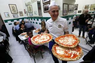 A festa em Nápoles promete ser animada: pizzarias vão distribuir gratuitamente fatias para as pessoas.