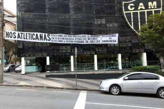 Torcedoras do Atlético faz manifestação de apoio ao atacante Robinho (Foto: Reprodução Twitter)