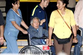 Fujimori deixa o hospital em cadeira de rodas