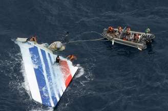 Marinha do Brasil retira do mar destroços de avião da Air France, a cerca de 1.200km de Recife 08/06/2009 REUTERS/Força Aérea Brasileira/Divulgação