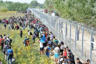 Migrantes forçados tentam entrar na Hungria a partir da Sérvia, em setembro de 2015
