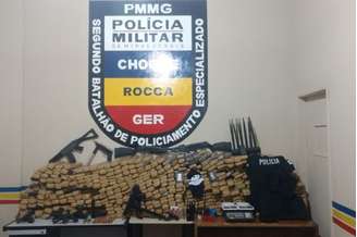 Maconha e armas apreendidas durante operação da polícia.
