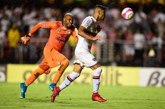 Após falha em reposição de bola, o goleiro Vicente Paes, do São Caetano, perdeu lance para Trelles, que marcou um dos gols da vitória do São Paulo por 2 a 0.