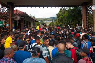  Torcedores em entrada do treino da Seleção Brasileira de futebol, na Granja Comary, em Teresópolis (RJ), onde a equipe se prepara para a Copa do Mundo 2018, na Rússia.