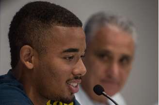 Gabriel Jesus durante coletiva de imprensa no Estádio Anfield em Liverpool