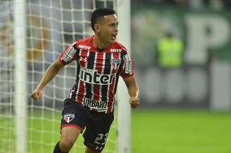 Marcos Guilherme comemora gol em partida contra o Palmeiras