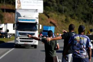 Caminhoneiros gesticulam para veículos na BR-116 em Curitiba durante greve