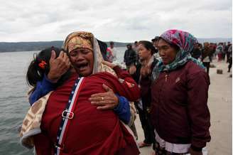 Familiares de passageiros de uma barca choram após naufrágio na Indonésia 19/06/2018 REUTERS/Albert Damanik 