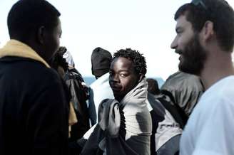 Navio com deslocados externos chega a Valência, na Espanha, após ter sido recusado por Itália e Malta