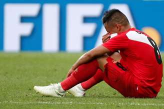 Cueva chora sentado no campo após jogo contra a Austrália