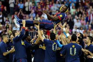 Jogadores do Barcelona celebram Abidal após sua última partida com o time
