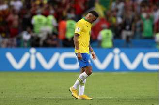 Neymar caminha em campo, abatido após a derrota para Bélgica
