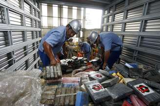 Polícia Federal se prepara para incinerar cocaína encontrada no porto de Paranaguá, em 2009