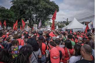 Militantes participam do ato do Dia do Trabalho nos arredores da Polícia Federal em Curitiba, onde o ex-presidente Luiz Inácio Lula da Silva está preso desde o dia 7 de abril.