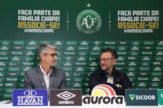 André Figueiredo é apresentado na Chapecoense e recebe apoio do presidente Plinio David De Nes Filho(Foto: Sirli Freitas/Chapecoense)