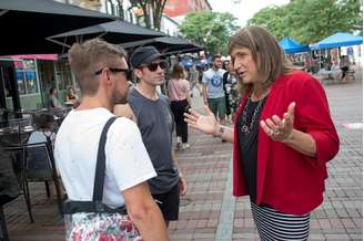 A candidata Christine Hallquist conversa com eleitores em rua de Burlington, no Estado americano do Vermont
