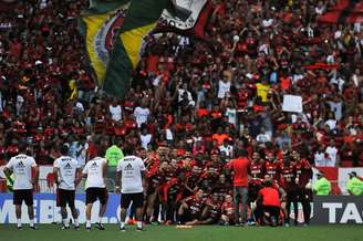 Rubro-negros fazem a festa no Maracanã: clube assinou vínculo até o fim de 2020 (F: Armando Paiva/Raw Image)